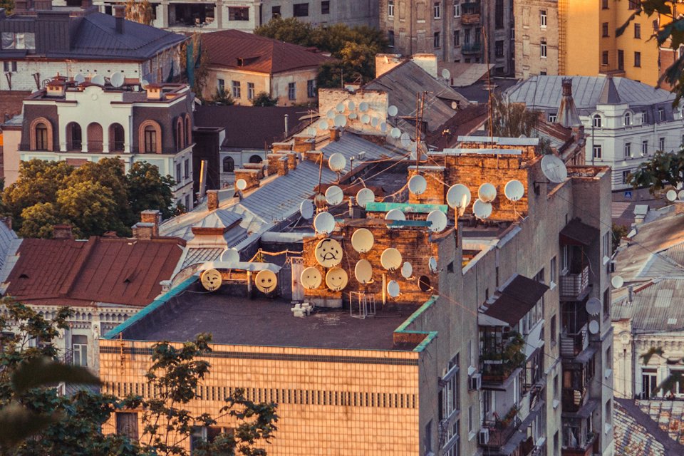 Apartman çatılarında çanak antenler